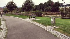 Un ni�o juega con su patinete en el parque de Trema�es, en una imagen de archivo