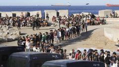 Cientos de migrantes esperan su turno para recibir ayuda humanitaria en Ceuta.