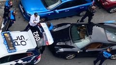 El conductor, fuera del coche ante los agentes de la Polic�a Local.