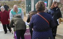 Podemos llev� la recogida de firmas a la feria de Viloira