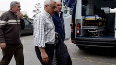 El gerente de Armadores de Mar�n y el armador del Mar Nosso entran en el hospital de Burela