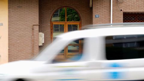 Portal del edificio en el que resid�a la mujer asesinada este mi�rcoles en Laviana