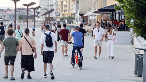 En agosto, el paseo mar�timo de Vilagarc�a se llena de gente feliz que disfruta de la brisa y el paisaje