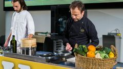 Nacho Manzano cocinando durante un showcooking organizado por Alimerka