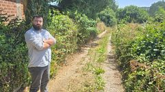 Villaverde, en el camino de tierra que es el �nico acceso que lleva a su vivienda en O Castro, en Bardaos