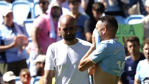 Iago Aspas, ante Claudio Gir�ldez, tras lesionarse en el Celta-M�laga.
