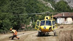 Un helic�ptero ayuda en las labores para extinguir el incendio forestal, a 6 de julio de 2026, en Ribota de Sajambre, Le�n.