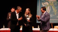 En la imagen, el presidente, Adrin Barbn(dcha.), y el presidente de la FundacinEmilio Barbn, Jos Vicente Barbn Fernndez, entregan el galardn a ladirectora ejecutiva en Espaa de UNRWA, Raquel Mart.