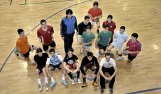 Los jugadores del equipo juvenil del BM Lal�n, el Cl�nica Deza, y su t�cnico, Diogo, que luchar�n en Gij�n por llegar a la fase final.