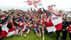 El ascenso llen� de alegr�a las gradas y el c�sped de A Lomba