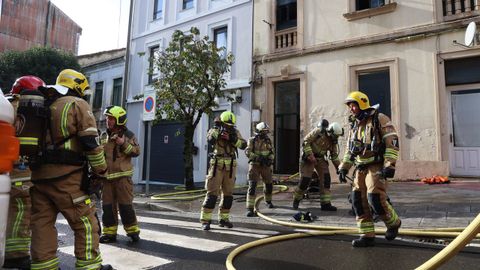 Los bomberos de Santiago, que solo contaban con cuatro efectivos en el parque, tuvieron que esperar a los refuerzos de Ordes y Bri�n