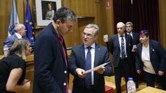 El presidente de la Diputaci�n, hablando con el portavoz del PSOE antes de comenzar un pleno provincial.