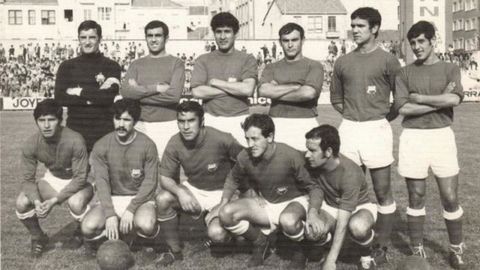 Somaza es el cuarto, contando desde la izquierda, en los jugadores que est�n de pie.