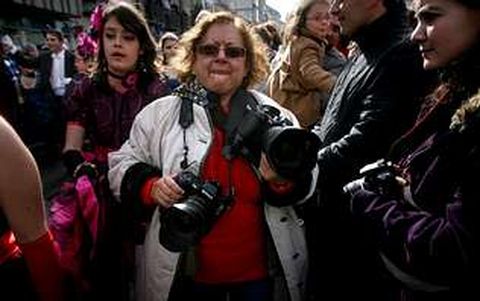 La reputada fotoperiodista Cristina Garc�a Rodero retrat� la Feira do Cocido y el desfile de entroido, que present� este a�o en Lal�n el popular humorista y actor estradense Isi