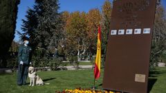 Memorial con el que se rinde homenaje a cinco perros de la Guardia Civil ya fallecidos, entre los que figura Elton.