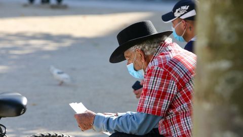 Personas con masacarilla por las calles de Ferrol