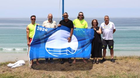 Una de las banderas azules izadas en arenales de Carballo