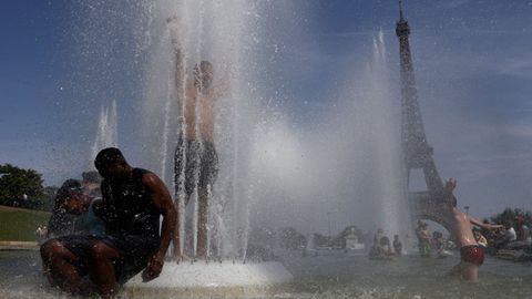 Ciudadanos franceses y turistas se refrescan en Trocadero, Par�s