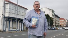 Fernando Masafret, ayer con su nuevo libro en la carretera de Castilla (Xuvia).