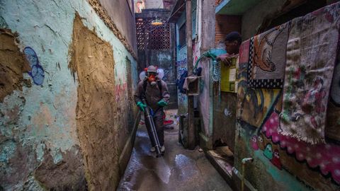 Un trabajador desinfecta una calle de Rio de Janeiro