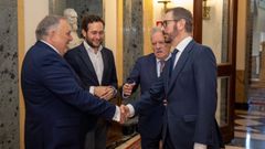 Jos� Manuel L�pez Varela saluda�al vicepresidente del Senado, Javier Maroto.