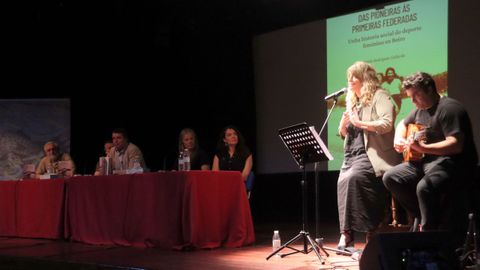 PRESENTACION DEL LIBRO DAS PIONEIRAS AS PRIMEIRAS FEDERADAS DE ANTON RODRIGUEZ GALLARDO EN LA CASA DE CULTURA