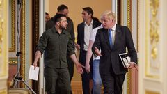 Zelenksi y Johnson, en el palacio Mariyinski, residencia oficial de la Presidencia de Ucrania.