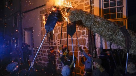 El fach�n se va consumiendo con el fuego.