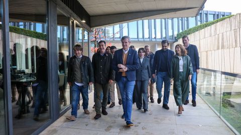 El presidente Alfonso Rueda acompaado de su equipo de gobierno