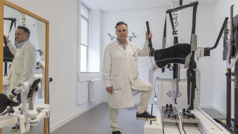 Figueroa, agarrando una de las m�quinas rob�ticas de la nueva sala de rehabilitaci�n neuronal del Hospital Gil Casares