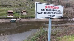 Un embarcadero privado, en una zona de este embalse en la que un cartel advierte de la posibilidad de oscilaciones en el nivel del agua