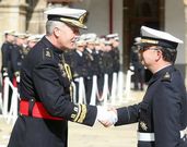 El general de brigada saluda a uno de los condecorados.