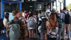 Colas para coger el bus metropolitano desde la terminal al centro de A Coru&ntilde;a