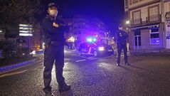 Dos polic�as nacionales, durante una patrulla nocturna por las calles de A Coru�a en pleno estado de alarma