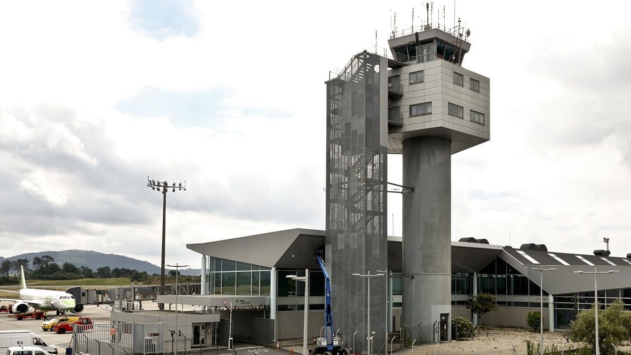 Dos trabajadores del aeropuerto de Vigo se quedan dormidos y provocan retrasos el domingo y el lunes