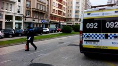 Un agente de polic�a midiendo la zona donde tuvo lugar el atropello