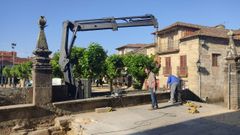 Tino Cordal subli�a que os traballos da escalinata dar�n paso � humanizaci�n definitiva da praza de Fefi��ns