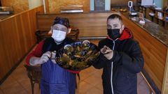 Javier y Adri�n Mar�n muestran la especialidad de la casa en Cocina Imperial, la paella valenciana. 