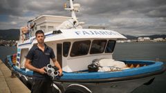 Jorge Fajardo, junto a su barco y con el dron que utiliza para hacer v�deos.