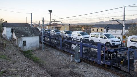 Un tren de mercanc�as procedente de Vigo atraviesa la estaci�n de A Pobra do Broll�n