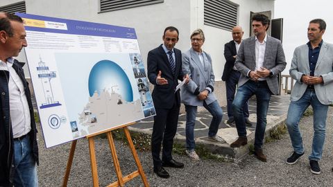 En primera fila, Demetrio Salgueiro (alcalde de Xove), Francisco Barea (presidente Autoridad Portuaria de Ferrol-San Cibrao), Rosa Quintana (conselleira de Mar), Javier Arias (delegado de la Xunta en Lugo) y Alfonso Villares (alcalde de Cervo), en la presentacin del radar del faro de Roncadoira (Xove)