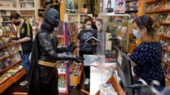 Batman, o quiz� un imitador, compr� ayer un libro con los bonos Presco en Metr�polis C�mic.