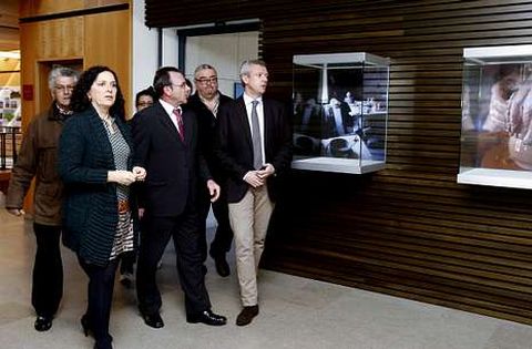 Alfonso Rueda (primero por la derecha) visit� las instalaciones del centro comarcal.
