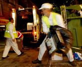 Trabajadores de la concesionaria de basura, FCC, en su labor de recogida domiciliaria.