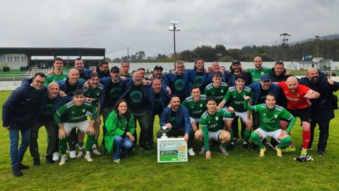 Homenaje del Concello a los equipos sénior y veterano de la SD Burela en A Marosa.