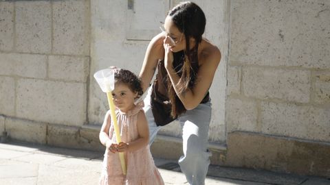 Yaisa (la madre) y Gala (la ni�a) en el inicio de la procesi�n del Cristo de la Victoria ayer.