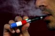 Un modelo exhibido ayer en el primer sal�n internacional del cigarrillo electr�nico.