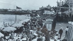 Riazor en 1925, con la casa de ba�os La Salud al fondo.