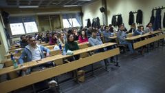 Varios universitarios antes de examinarse para obtener una plaza de m�dico residente