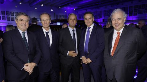 De izquierda a derecha: Miguel Barroso, responsable de Deloitte; Manuel Ángel Jove, al frente de Inveravante; Tino Fernández, presidente de Altia; Miguel Ángel Pose, presidente ejecutivo de Aluman, y Luis de Valdivia, de Ecoener